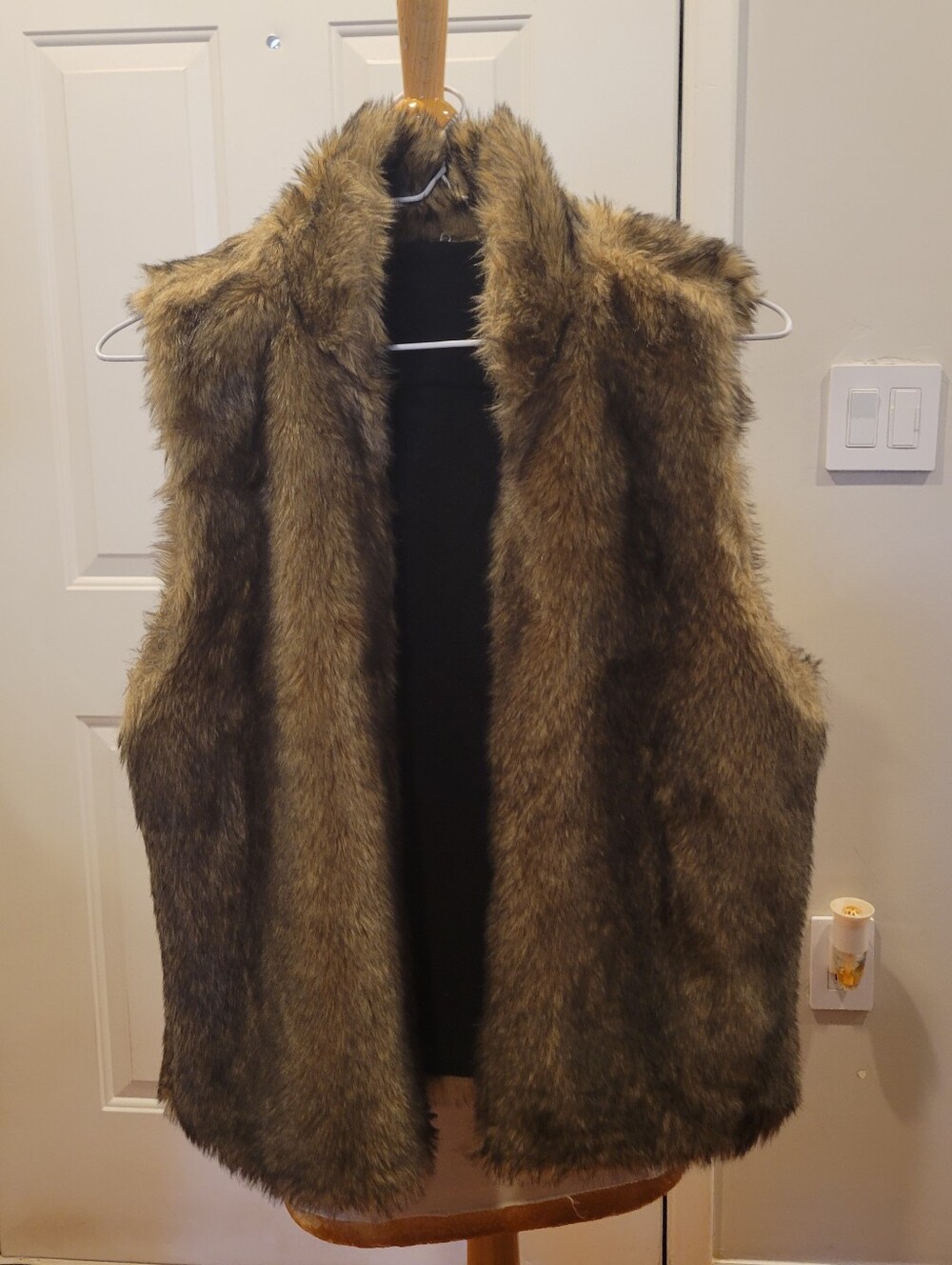 🌺NWT~ ABERCROMBIE & FITCH Faux Fur Sleeveless Vest